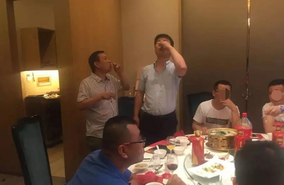 酒桌上的三种男人
一种是喝十次醉十次的人
一种是喝十次一次都不醉的人
一种是没喝