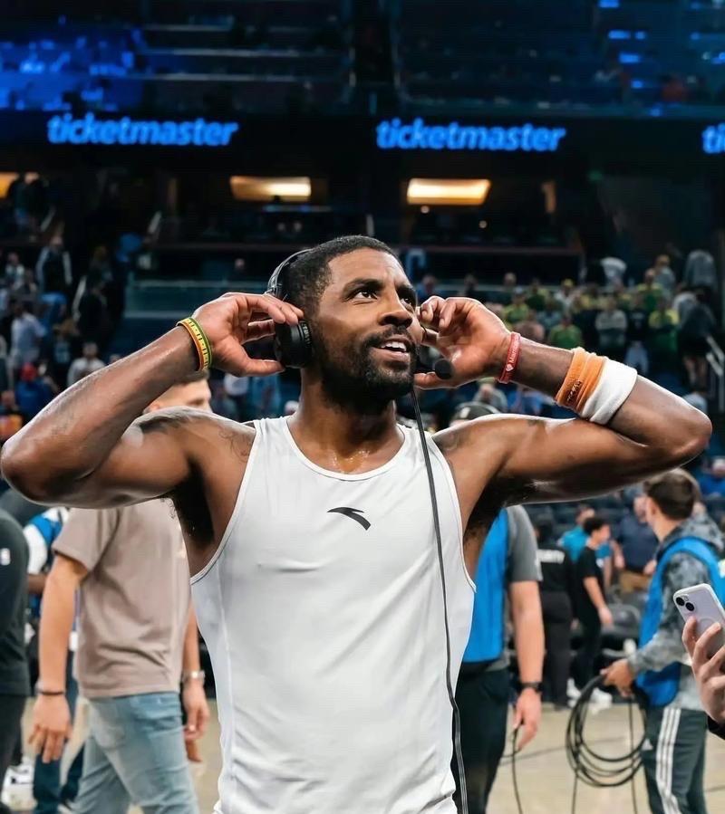 欧文想太多了
欧文近日表示NBA合同不应公开，他说：“我在想，这会给某人带来多少