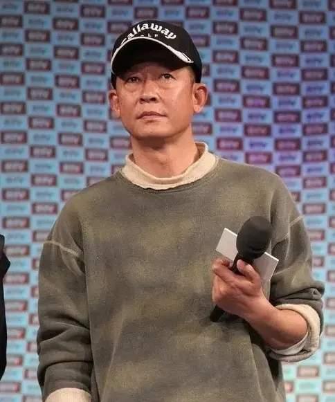 王志文也是太显老了，皮肤又黑又黄，就算是她的老婆见了都是甘拜下风的存在
这哪里像