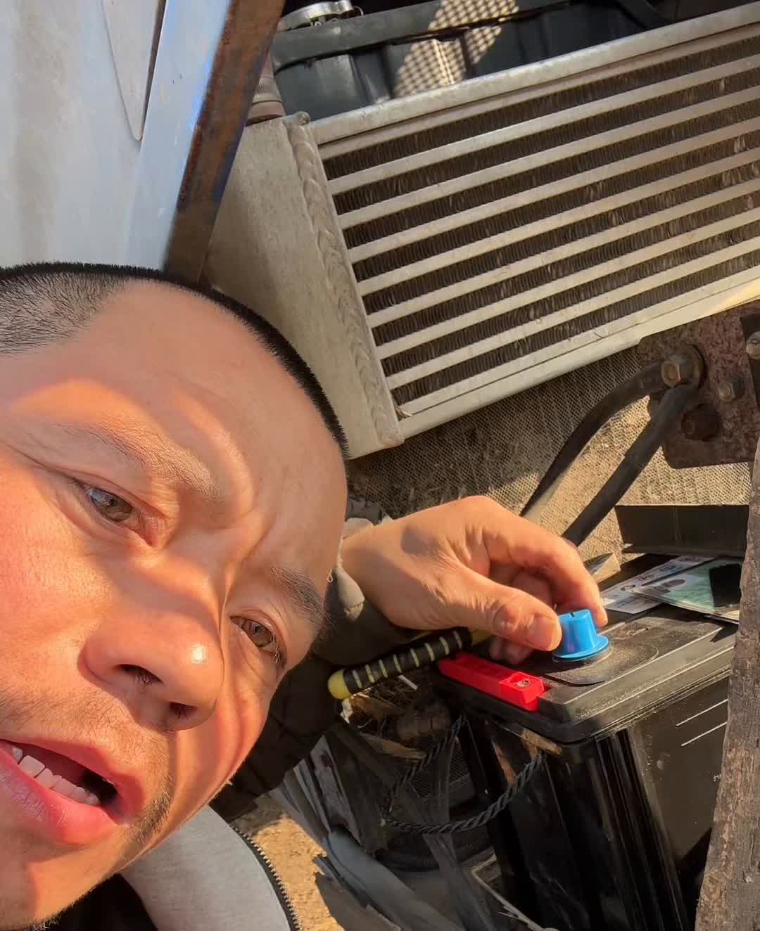 在上新电瓶的时候，电瓶机装涂抹均匀，涂抹好黄油，将卡子严丝合缝的上里，用钳子夹紧