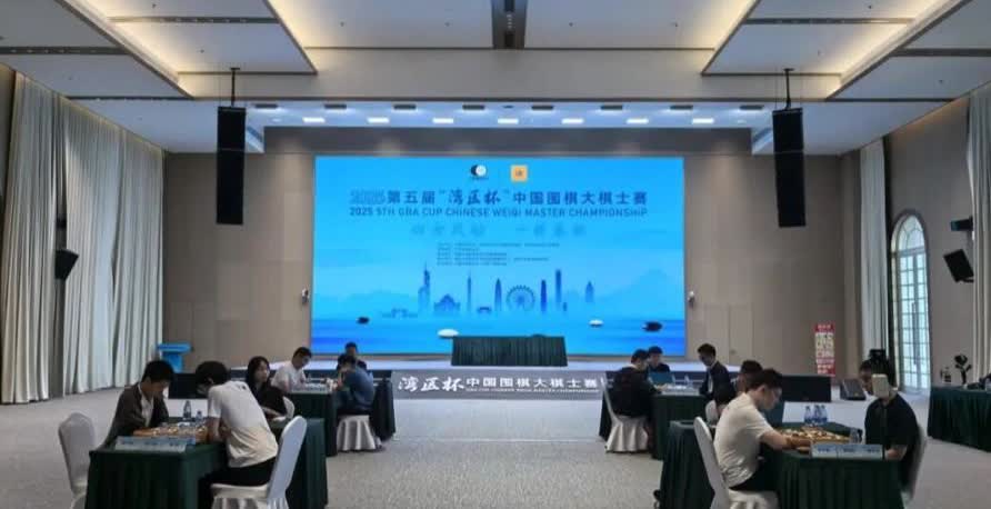 李轩豪半目取胜，不愧是辜梓豪克星，与谢科会师决赛。
今天进行的第五届中国围棋大