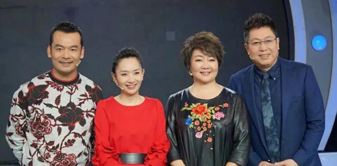 镜头中的萨日娜身材丰润如玉，短发利落无瑕，笑容甜美可人，气质闪闪发亮，置身于王为
