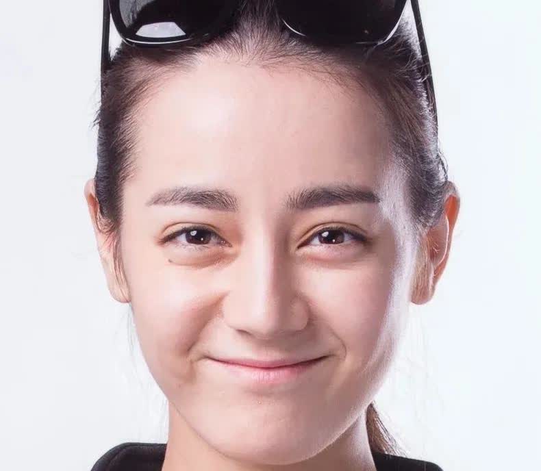 迪丽热巴生图，她真的不适合平眉浓眉，看着好男相，本来五官大脸小，更适合柔和一点的