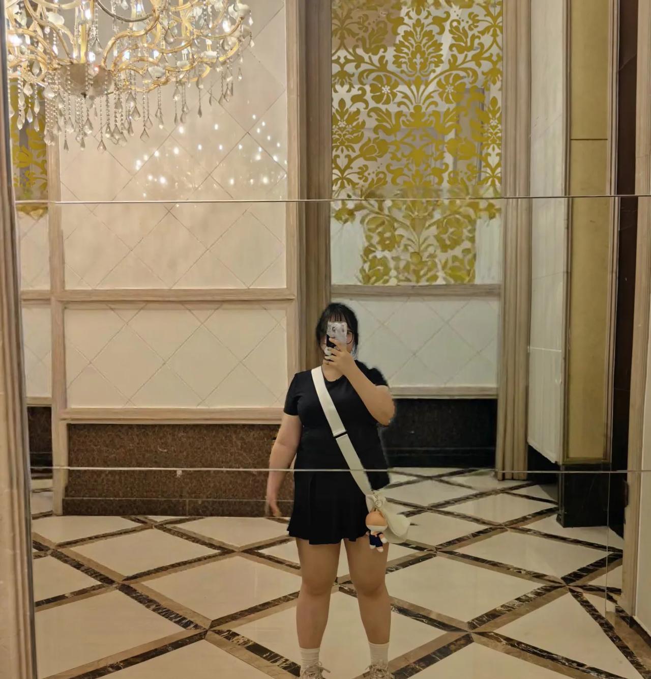 晚上11点多了，找我来拿合同，
没办法为了一日三餐，也得忍着。
大晚上的，我是不