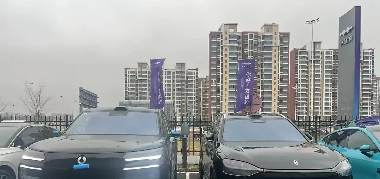 话说问界M9是要干腾势N9吗？你看你们俩这车标整的？[捂脸]