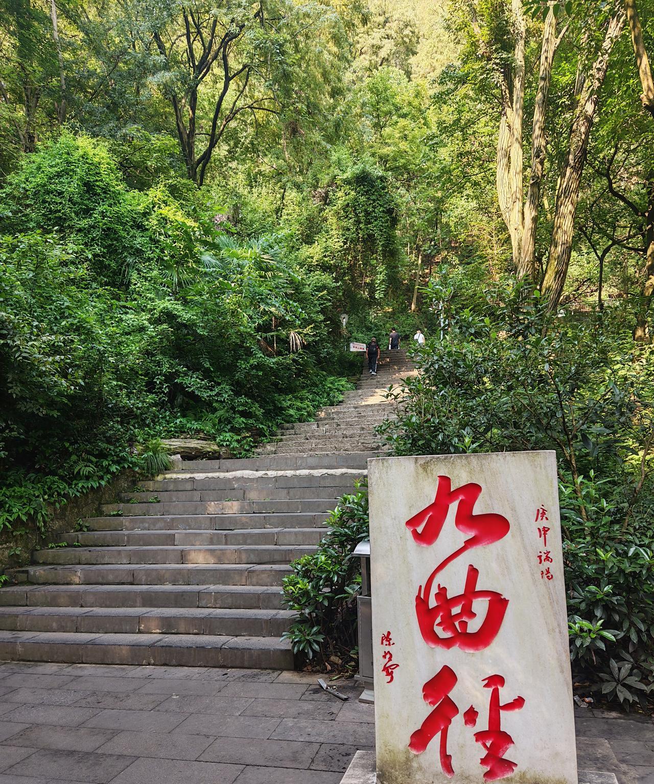 个人觉得，只要有退休金，能够保证基本生活，身体健康，就别再去打工了。
很多人退休