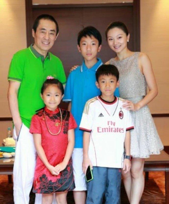 2000年，19岁的陈婷爱上了50岁的张艺谋，不久后陈婷发现自己怀孕了，就给张艺