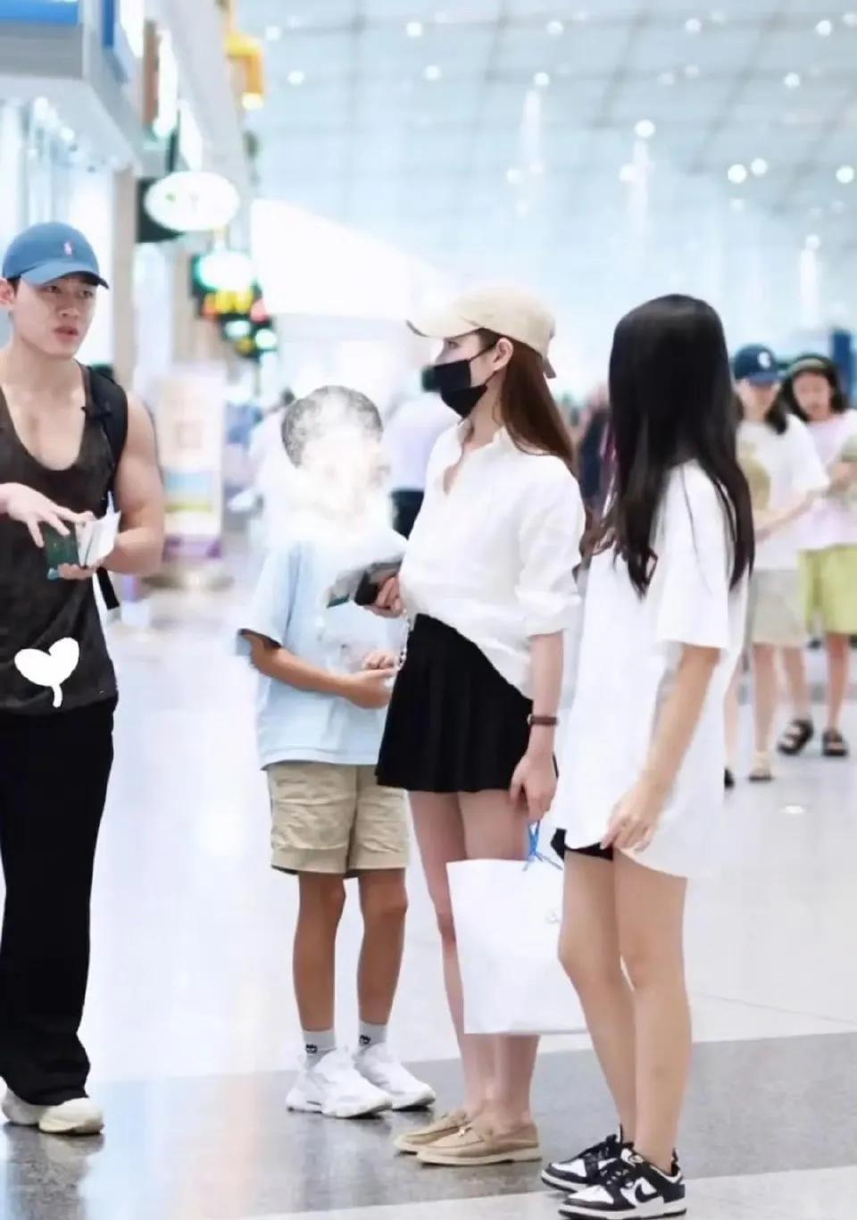 马筱梅带大S子女机场照曝光！网友：这后妈当得比亲妈还细致？
都说后妈难当，可马筱