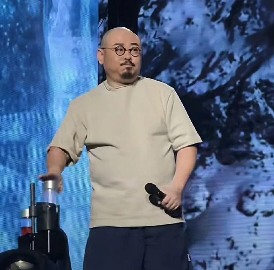 什么才叫顶流中的顶流？场演唱会干出10多条热搜。直接把一座城市带火了，他是谁？唯