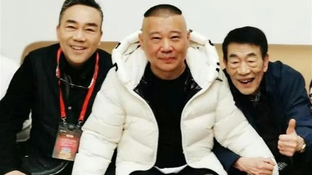 杨议直播说：摆知不摆了，摆了谁去啊？砸缸不砸了，砸了老被抬