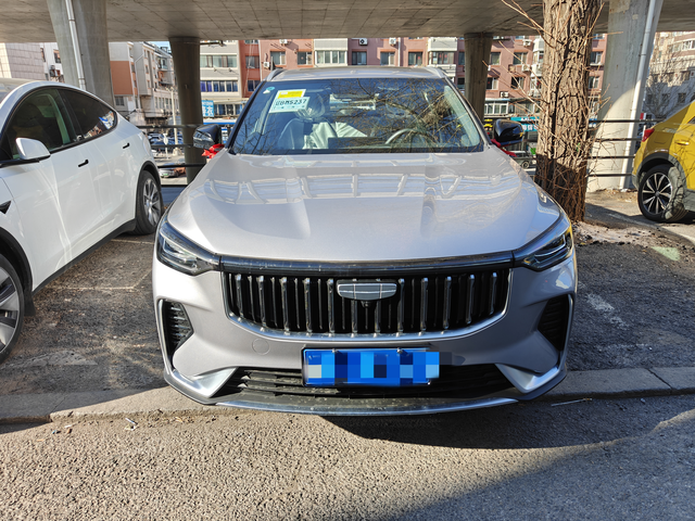 26款新博越提车三天
发现悬架连接点生锈
一直在犹豫要不要去喷底盘装甲，今天晚上