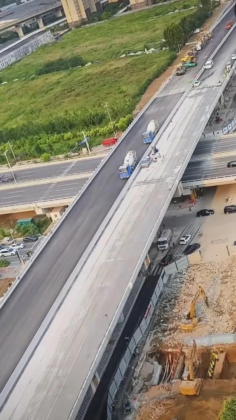 石家庄市和平路高架跨复兴大街近况。看到了头了，每晚加班至半夜三更，咚咚咚响不停，