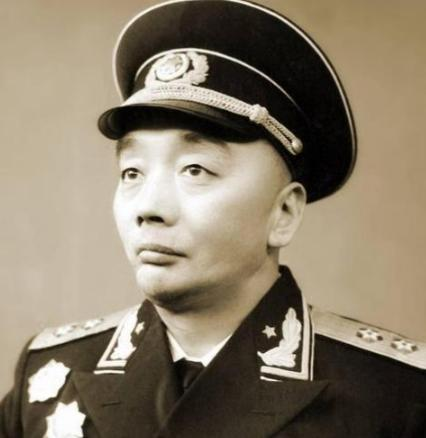 许世友有个下属叫刘昌毅，此人打仗勇猛，而且酒量惊人，人称“猛张飞”
1948年的
