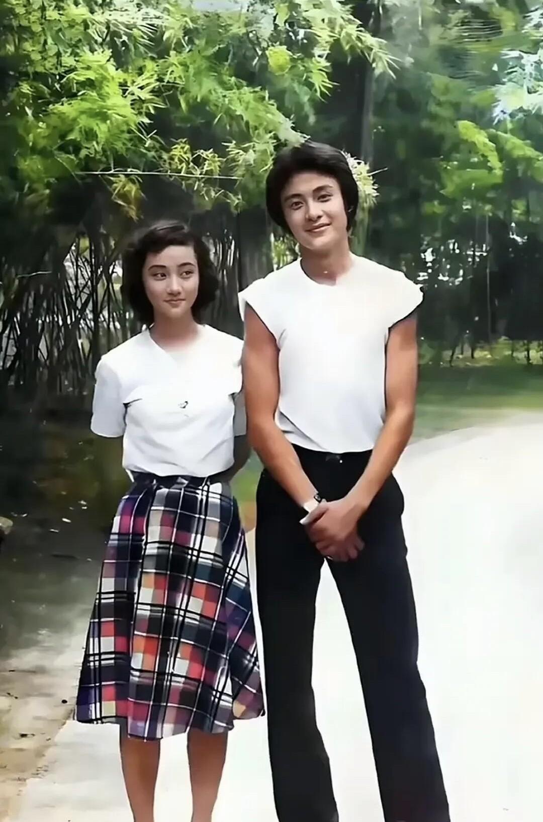 荧幕中让人看着牙痒痒的“曹静贤”，想不到年轻的时候是这种儒雅的帅，这不美颜的颜值