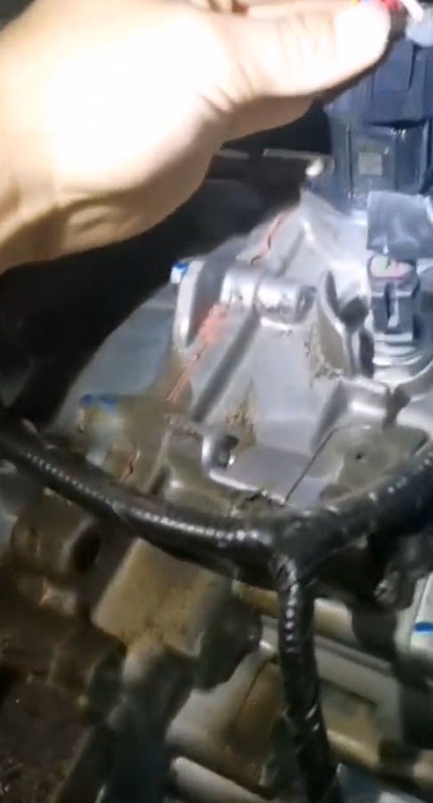 首保发现电机线束接头处漏油，需要更换电机，这车是不是废了
