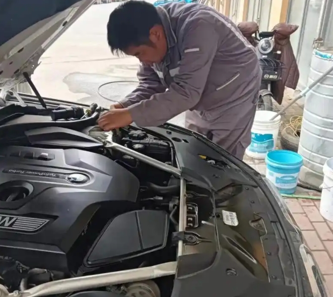 听修车师傅说，以前他们的工具箱里装的都是手艺。汽车水箱漏个洞，拿烙铁焊上补丁就能