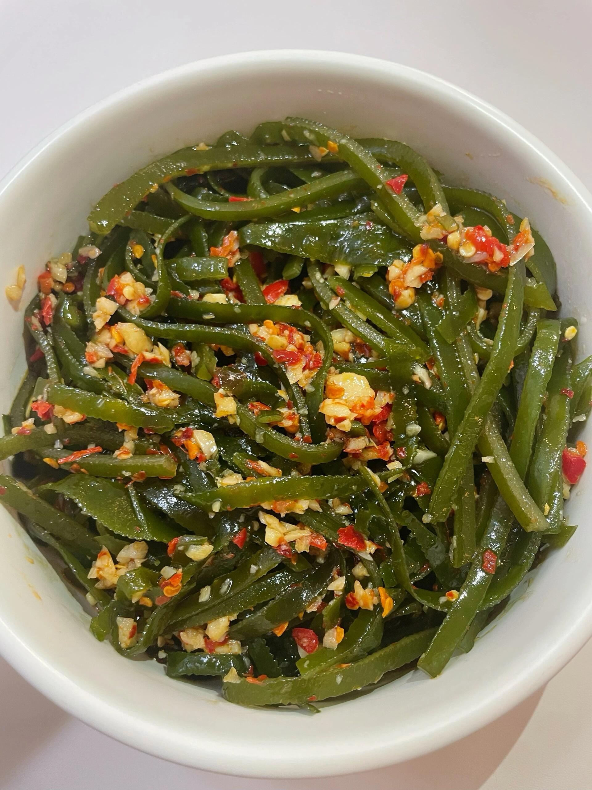 夏天开胃小菜——凉拌海带丝
夏天到啦，今天分享一道喝粥神器——凉拌海带丝，越吃越