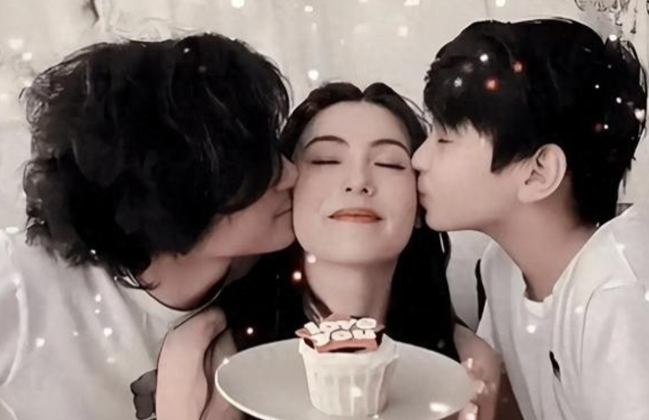 大儿子18岁，二儿子15岁，小儿子7岁，如今45岁依旧美得很惊艳！

张柏芝这状