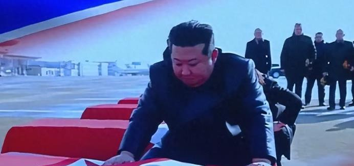 金正恩悲痛亮相，朝鲜士兵血书曝光！











朝鲜士兵在俄战场的血书