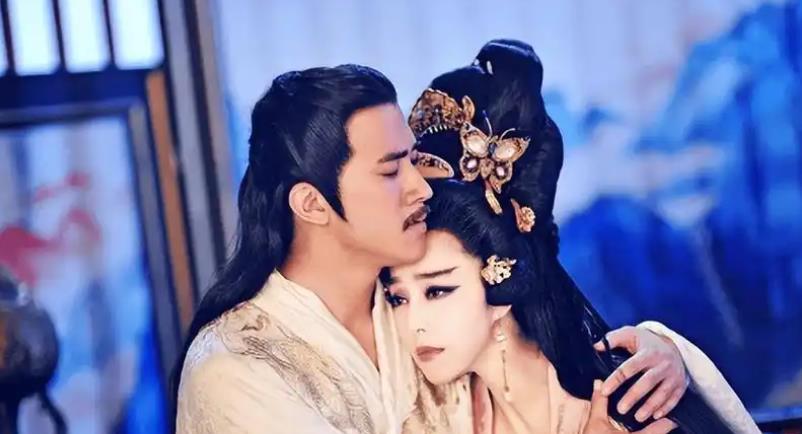 649年，李世民病危。太子李治一把搂住武则天道：“与其喊你为母，不如喊你为妻，”