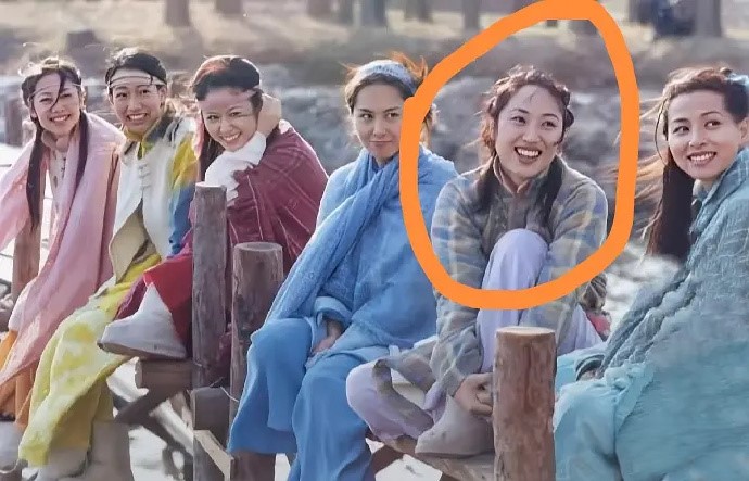 难怪陈法蓉一直短发长发真的不好看
甚至有些丑，可能她自己也知道这方面问题，她可能