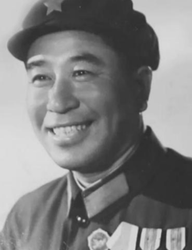 1951 年，朝鲜战争中，我方只剩 7 名志愿军战士，在弹尽粮绝的同时还被 20