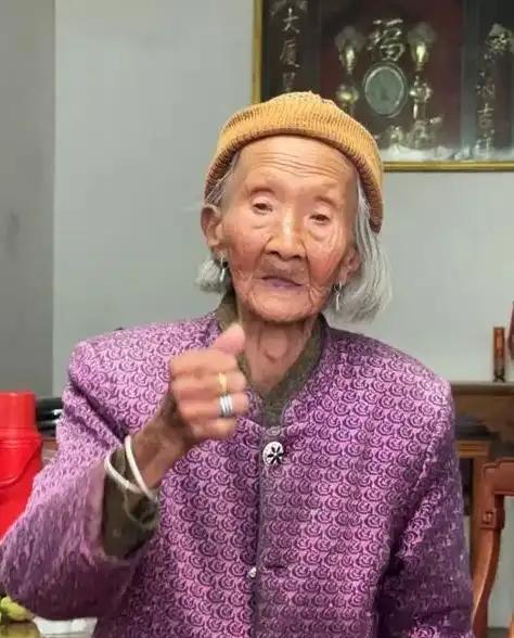 福建最长寿老人今年元旦辞世，1902年出生的林蛇母，共有逾百名子孙，她有一个坚持