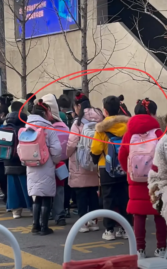 我这是捅了哪吒窝了吗？
小学生开学第一天，
怎么清一色的哪吒丸子头？这得是寒假看