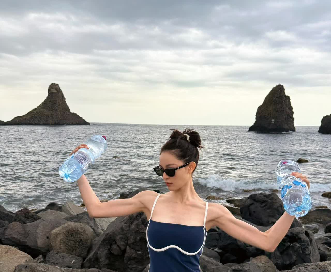 钟楚曦海边拿两瓶水练肌肉，这肌肉线条还真是不错。

6月3日，钟楚曦分享了一