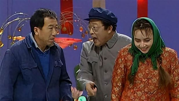 64岁宋丹丹与三婚老公逛街，穿运动装时髦洋气，女王气场依旧在