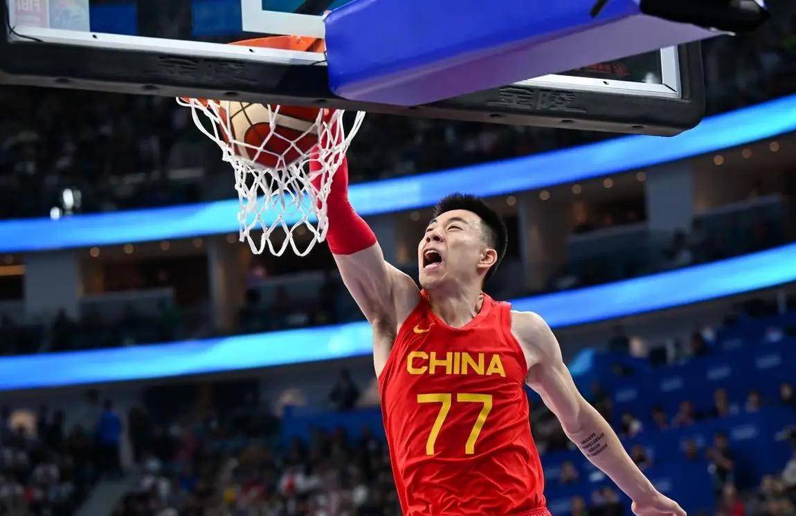 国手张镇麟与上海久事男篮签约，而在30多年前其父亲也曾在上海男篮效力过。
8月2