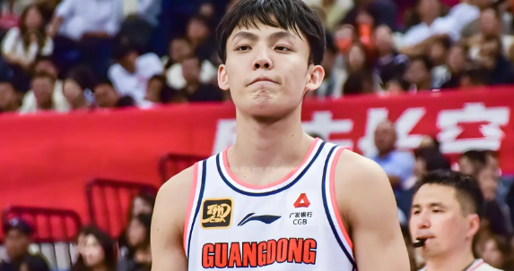 徐杰在发布会一言不发。
广东男篮输给山西男篮，杜锋带徐杰参加赛后发布会，两人并没
