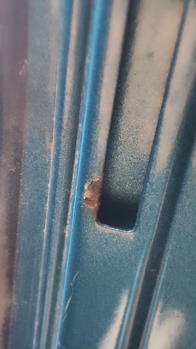 关于多个车友后车门前框饰板卡槽生锈
今天检查了一下。我的右后门也有生锈处。
前两