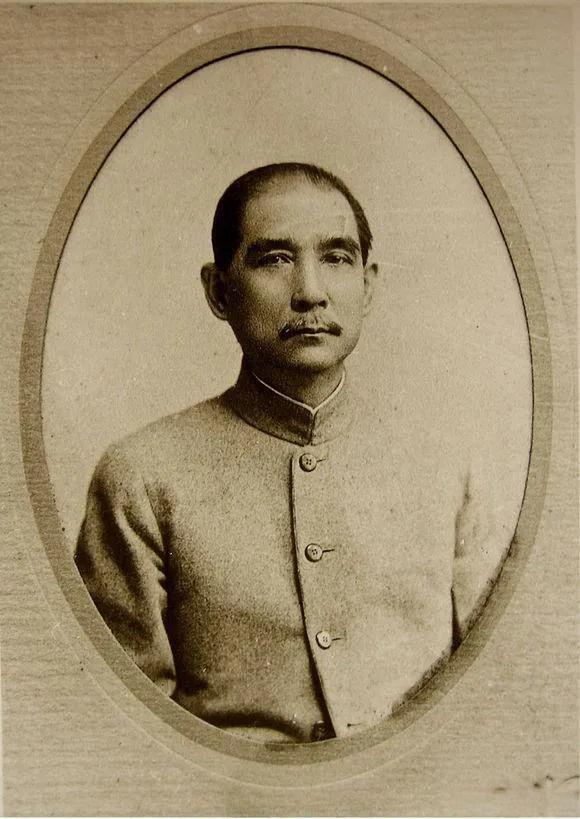 中华民国的缔造者孙中山先生首次推行新时代新服装“中山装”，亲手参与设计和制造，并