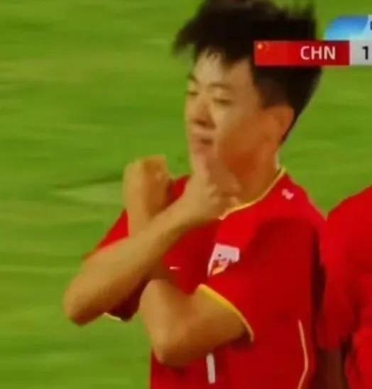 看哭了！
今晚国少2-1赢乌兹别克，邝兆镭进球后双手交叉抱胸——赛后说这是“护盾