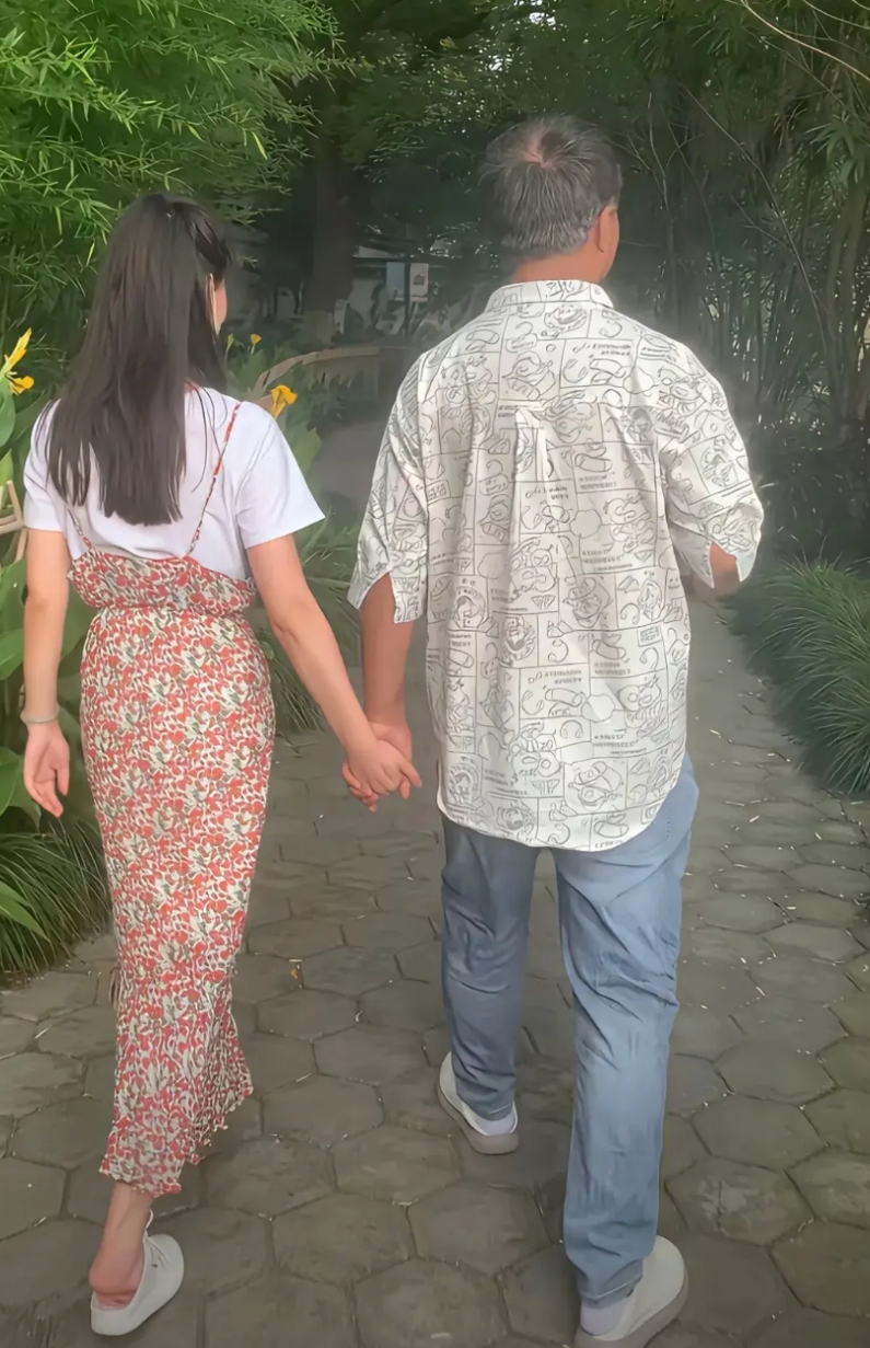 沈巍每次都说他们不可能在一起的，但只要晓晓来看他，又是搂腰又是牵手。
沈巍清醒的