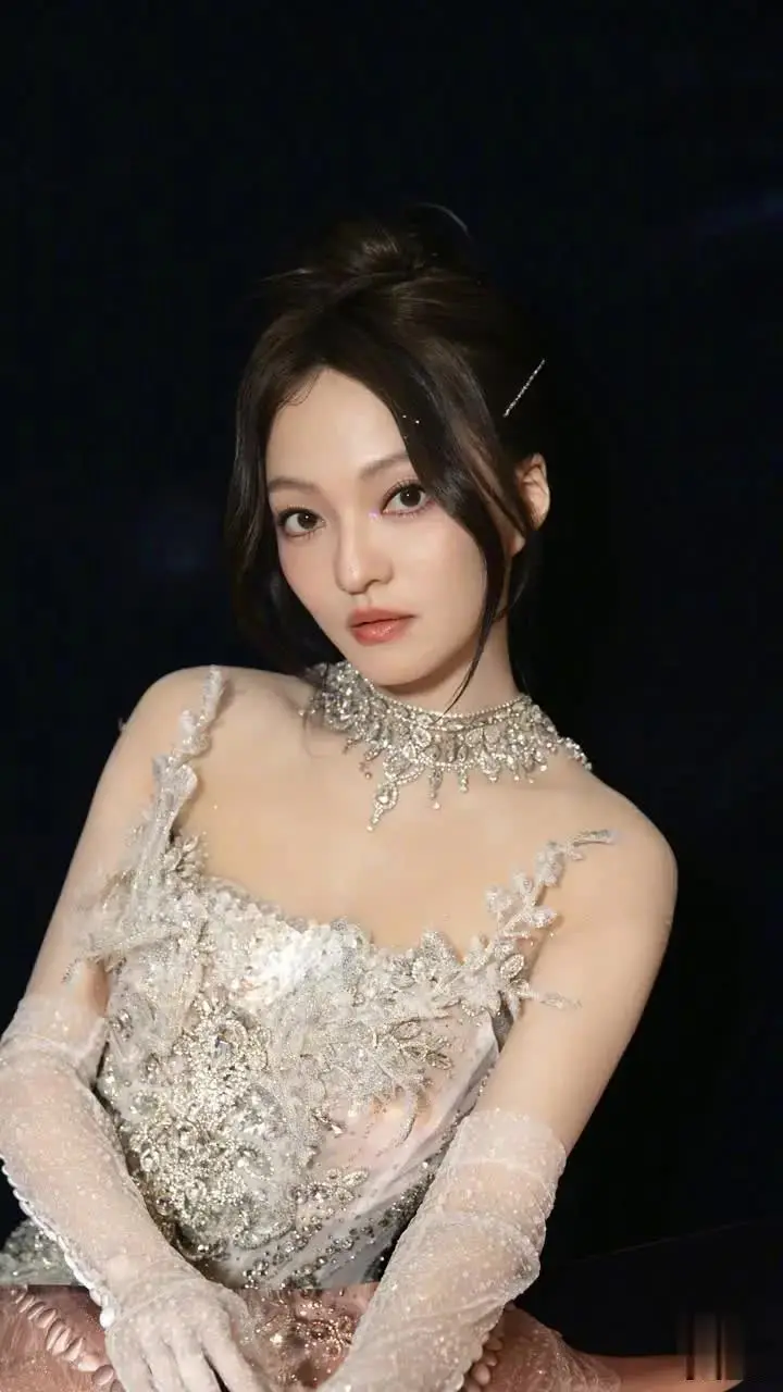 评价一下著名女歌手张韶涵的颜值




