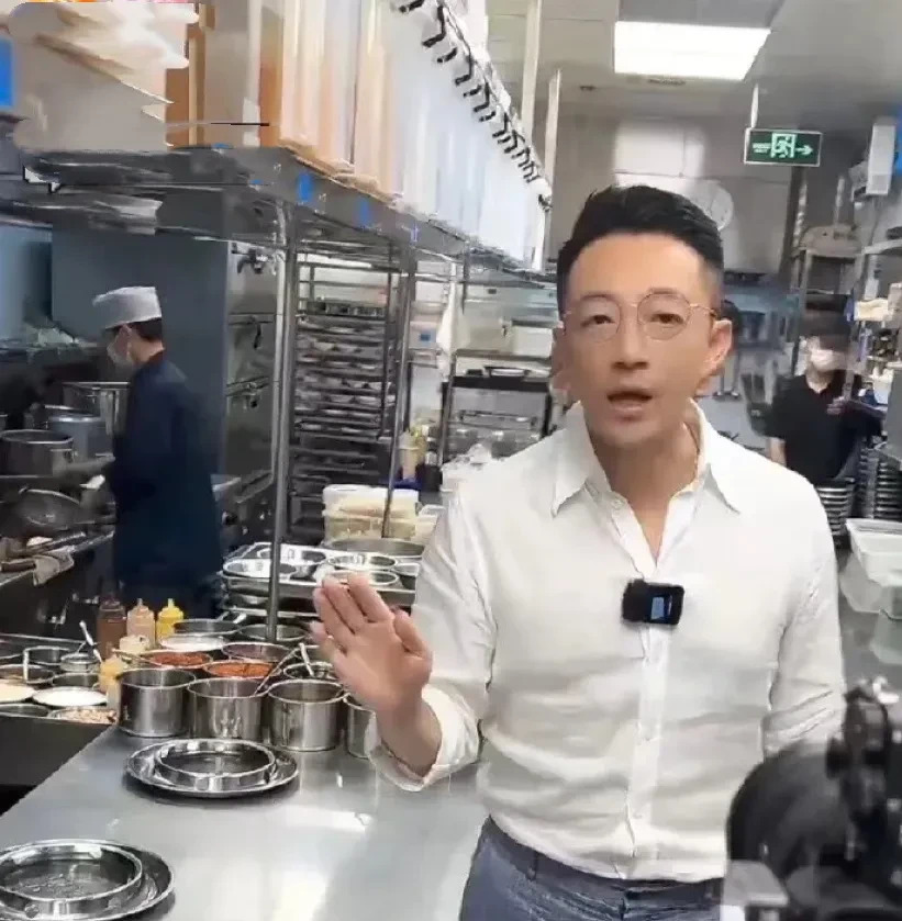 汪小菲麻六记后厨真干净











天哪，这年头干净卫生的餐厅真的太难
