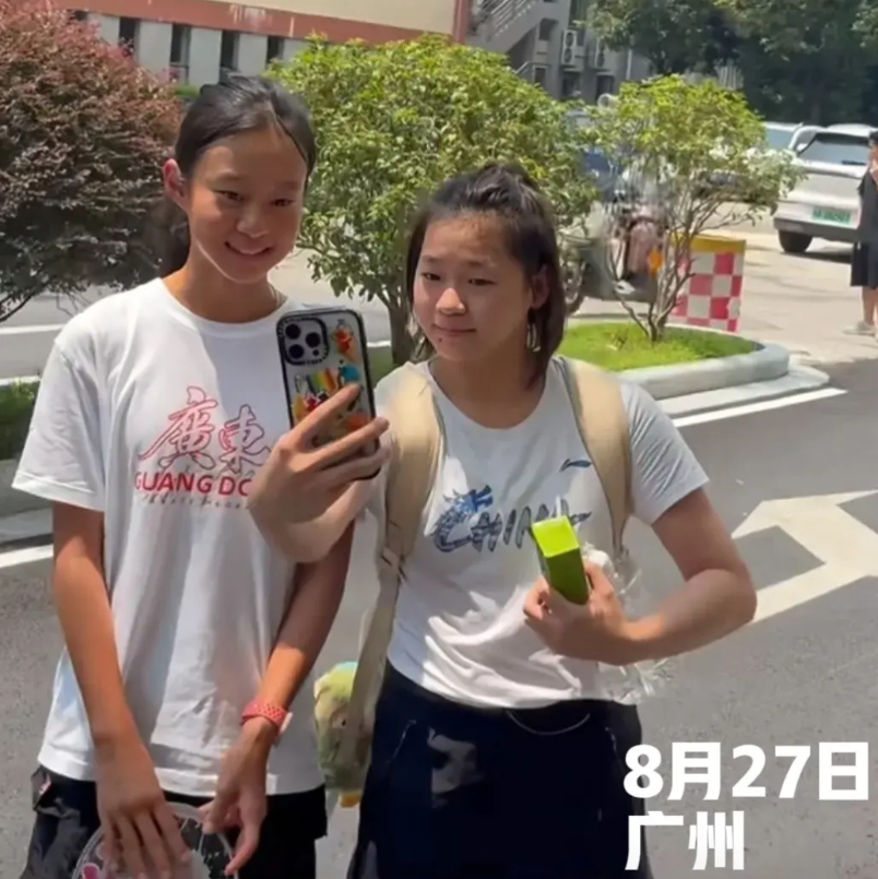 27日全红婵最新亮相广州二沙训练场，许久不公开露面的全红婵这次看着心态非常好，而
