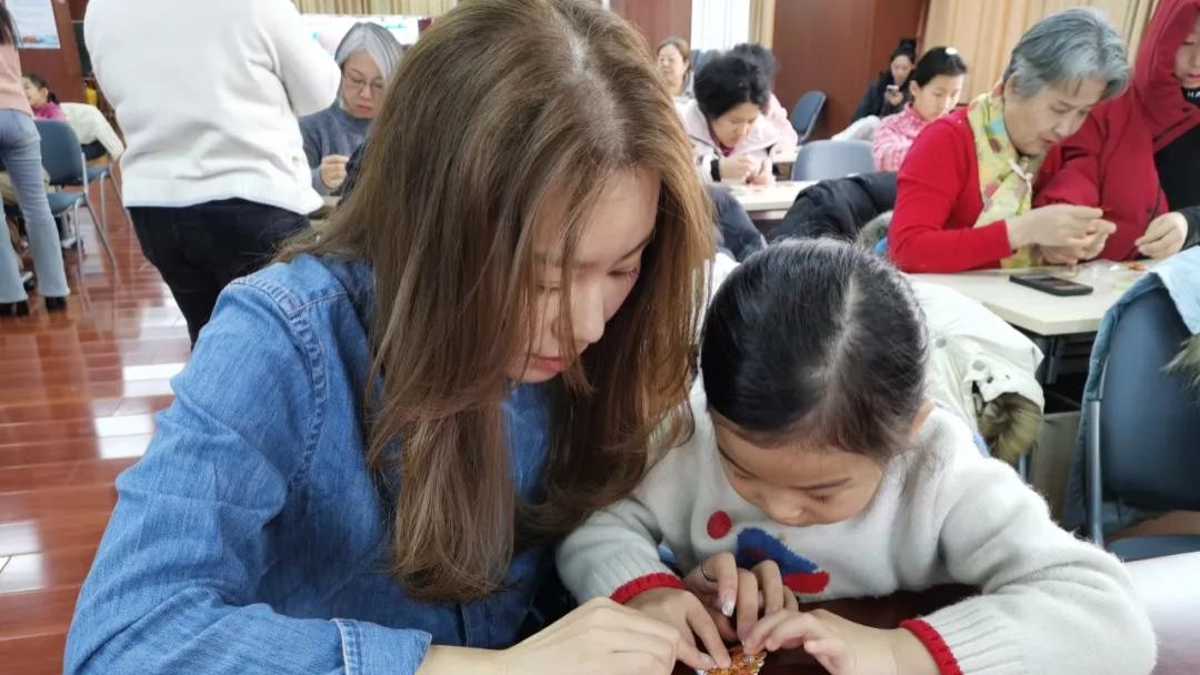 沁山水北社区开展非遗宋锦小马挂件制作活动