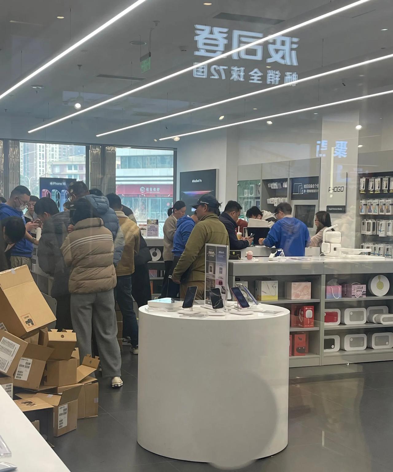 高考后有手机店一小时营业额八万元。六月十号高考结束后的第一天，记者探访了郑州多家