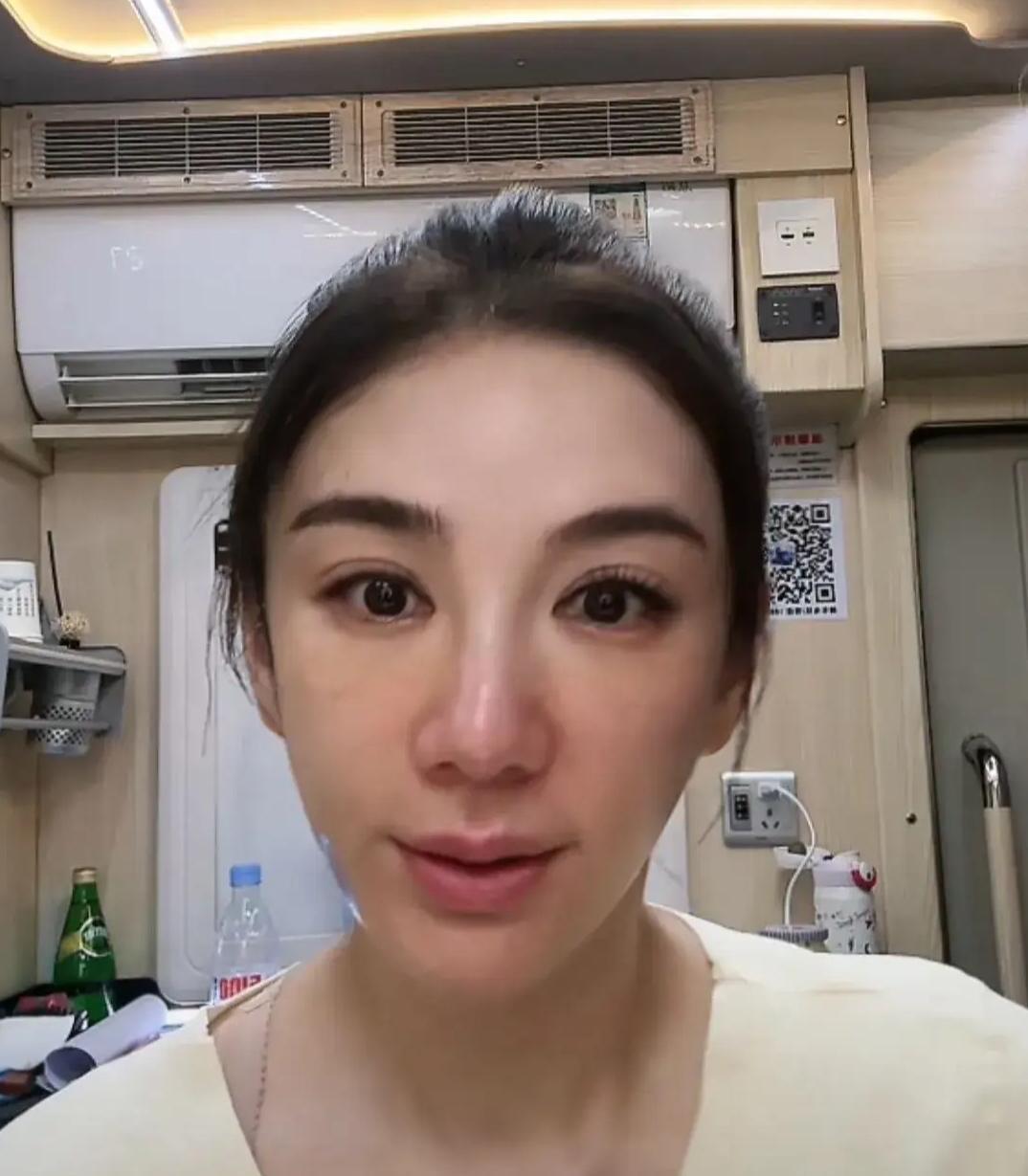 没文化真可怕！

不信你看看黄奕就知道了。

她直播时，把自己的一张脸怼