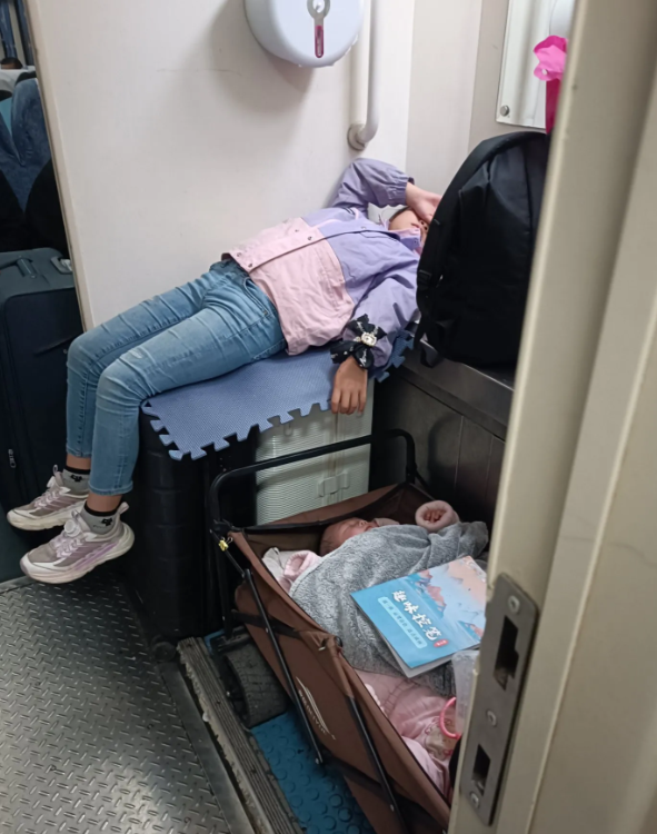绿皮火车辛酸一幕
经历过的都懂

