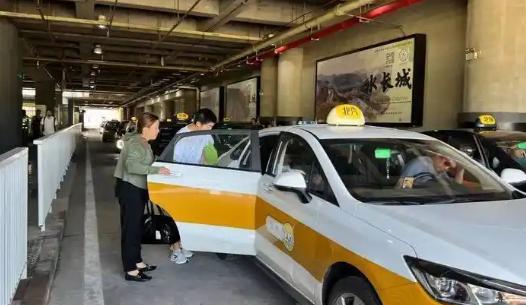 4月17日，女子在西双版纳高铁站打车，司机报80元的价格。女子不愿意上另一辆车，