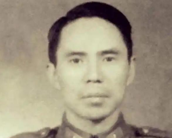 1949年，特务头子毛森，抓捕了一个交际花小姐，审讯时，毛森用刀划开她的衣服，轻