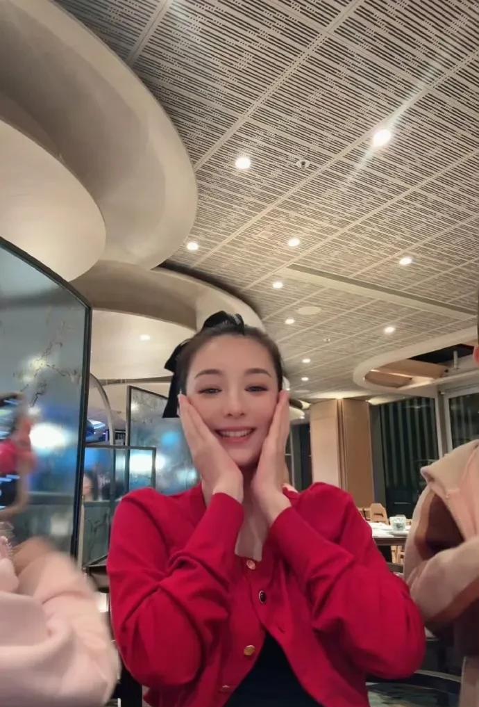 隔壁的汪峰都要眼红了
他怎么也想不通
同样是找年轻漂亮的女人，为什么郭富城能过得