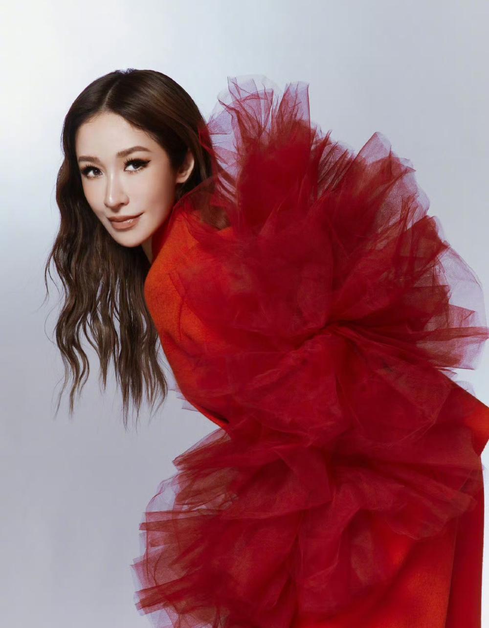 萧亚轩的每一次妆造都精准踩在审美点上，美得让人移不开眼！无论是舞台上的耀眼登场，