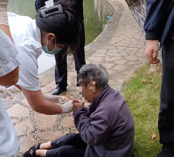 湖南长沙，烈士公园年嘉湖内一位8旬老人不慎落水，67岁的粟先生散步时听到呼救，因
