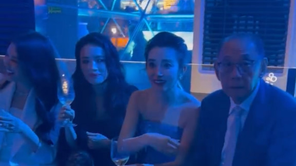 群星同框：杨受成李冰冰畅聊，刘涛舒淇阿Sa碰杯饮酒