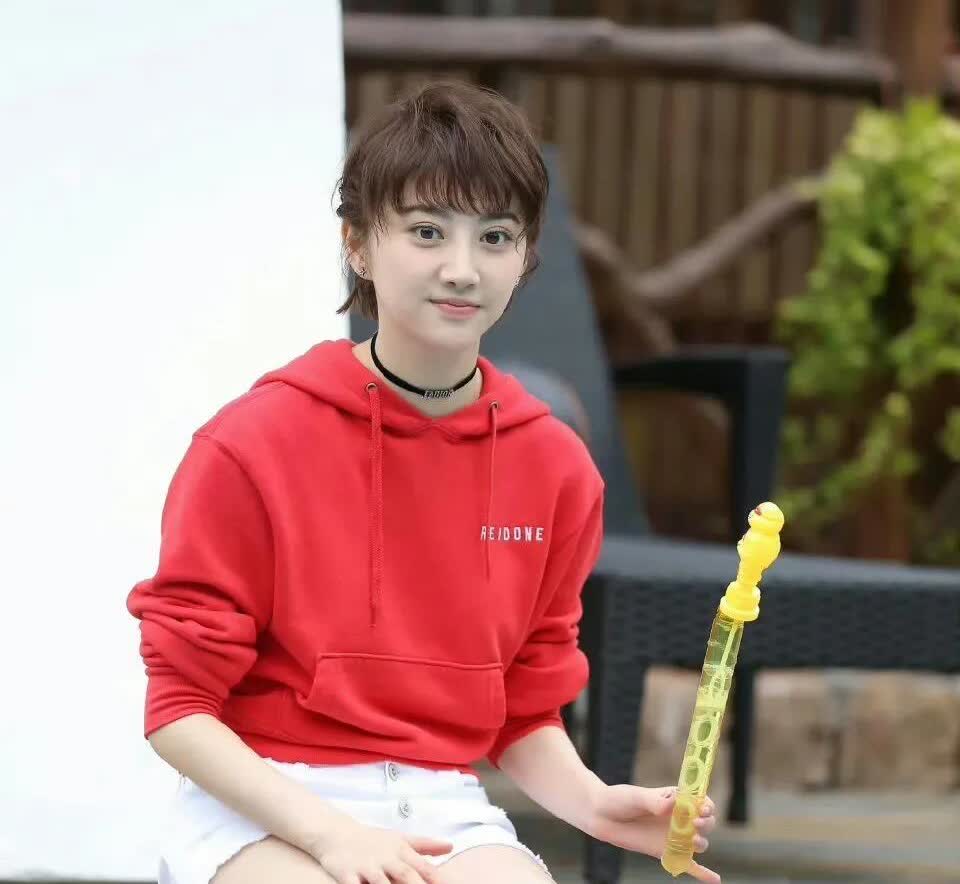 我一直想不明白的是，37岁的景甜明明长得一般，有点女生男相，演技只能算中等，可为